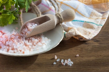 Pink Himalayan salt in a scoop